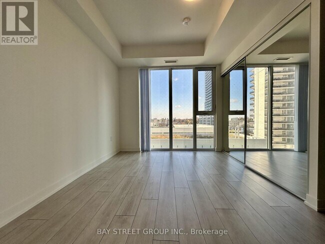 Photo du bâtiment - 5858 Yonge St