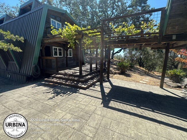 Foto del edificio - A Private 43 Acre Mountain Top Retreat