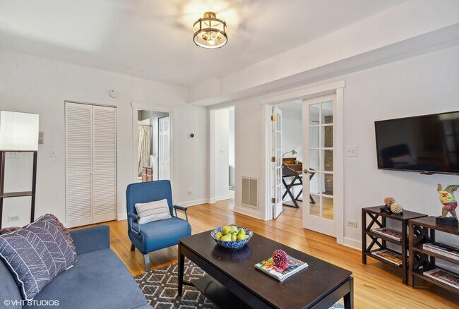 Living Room - 5915 N Paulina St