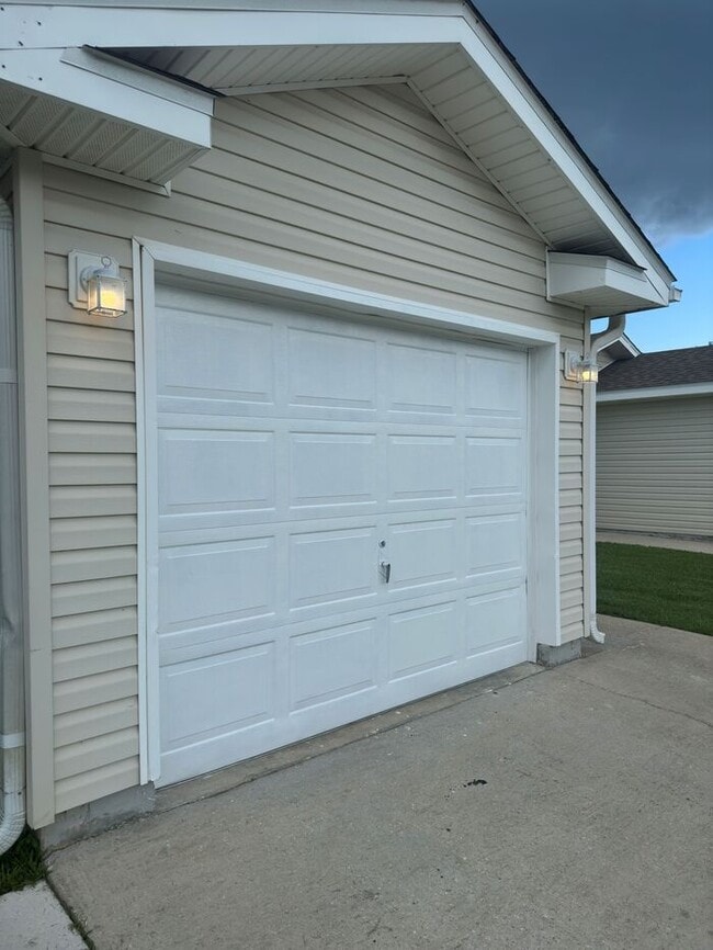 Building Photo - 7970 Stonebrook Dr