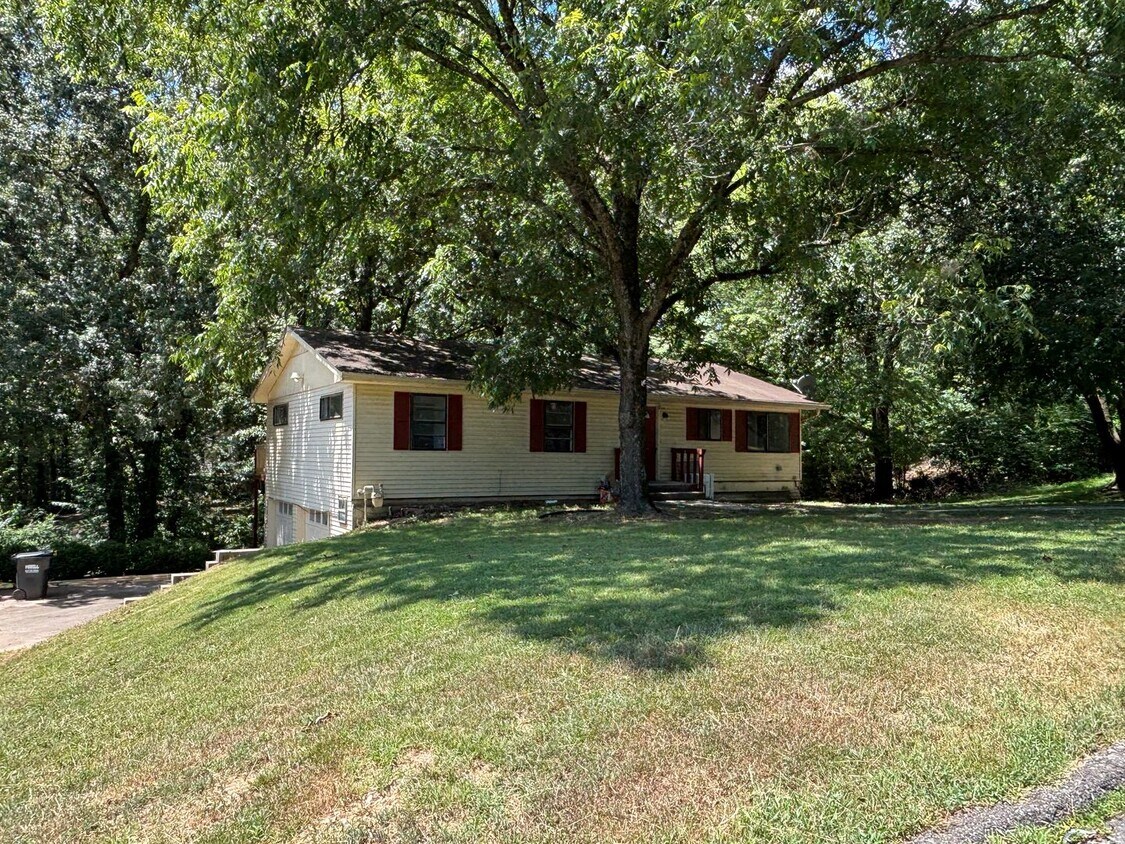 Foto principal - Spacious and beautifully updated 4-bedroom...