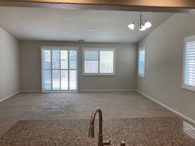 Foto del edificio - Modesto 4 Bedroom 3 Bathroom in the Rose V...