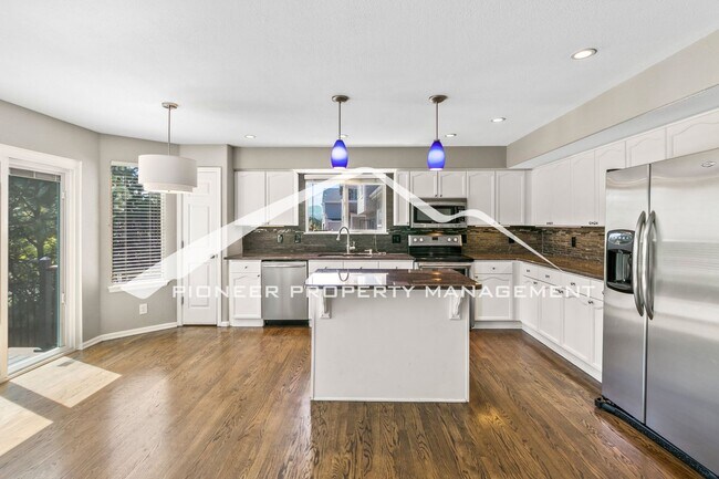 Building Photo - Beautiful And Spacious Home With Fenced Ba...