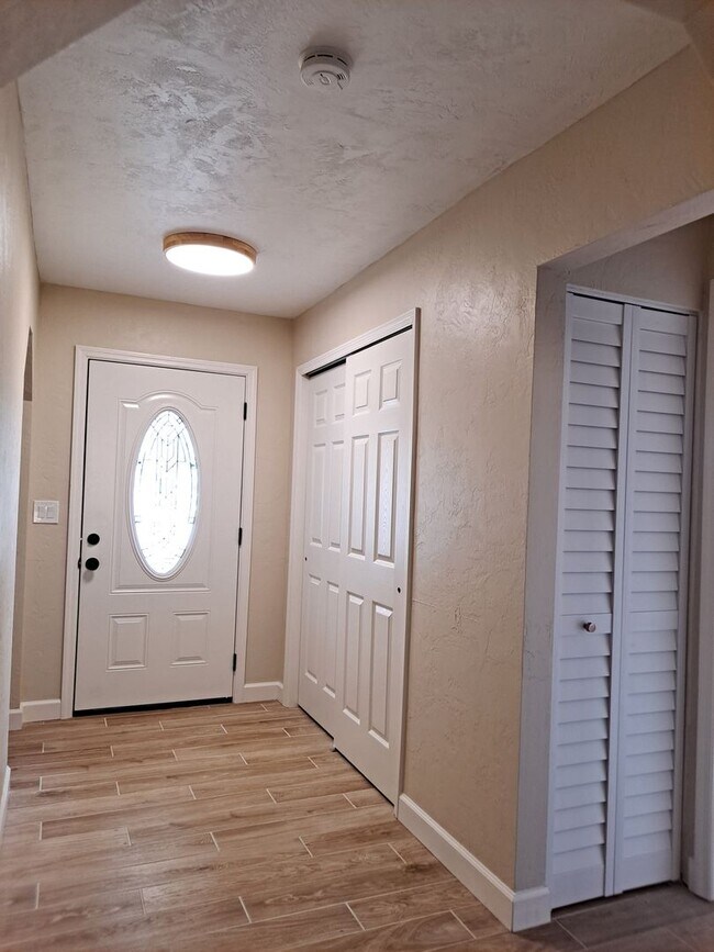 Foto del edificio - UPDATED 3BR 2BA WITH 2 CAR GARAGE FOR RENT