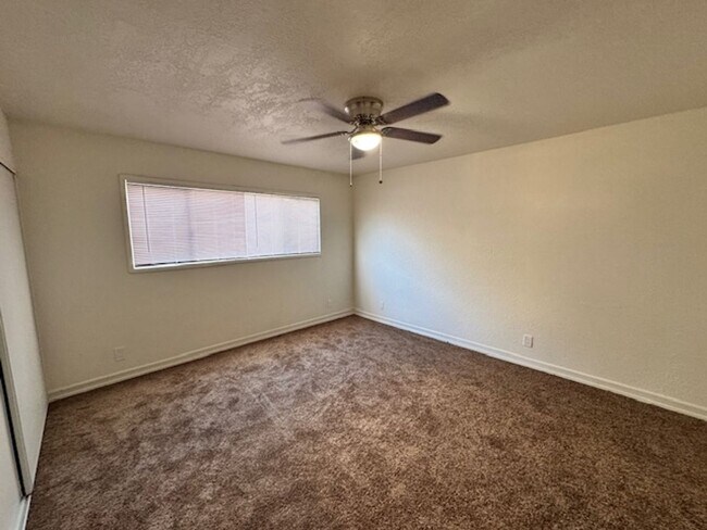 Foto del edificio - Remodeled 4+2 In Quiet Neighborhood - $3000
