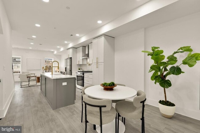 Building Photo - 231 S St NE