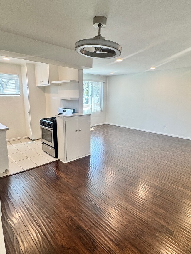 Foto del edificio - 1130 N Laurel Ave