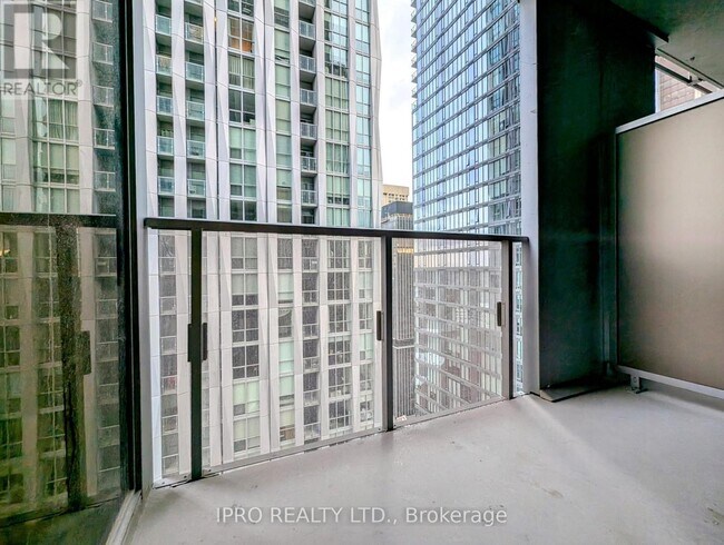 Photo du bâtiment - 11-1711 Yorkville Ave