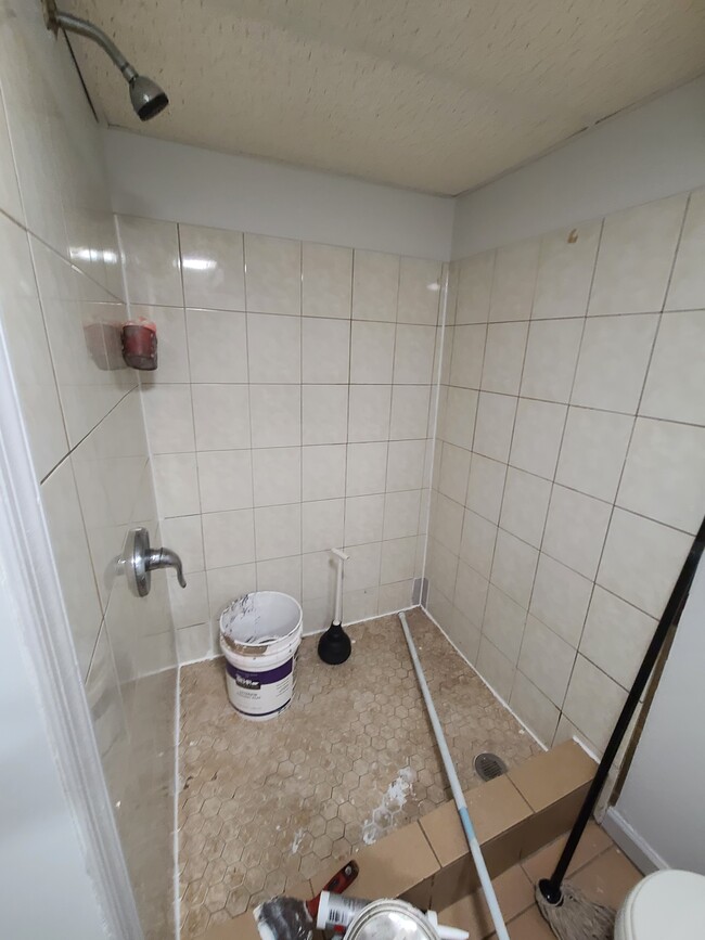 Basement studio shower - 3947 Claridge St