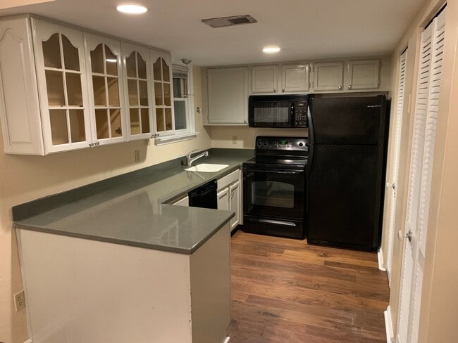Building Photo - Available August 1st – 1/1 Condo in Prime ...