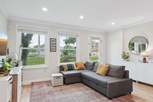 Building Photo - Beautifully Renovated 3br/2.5ba South of T...