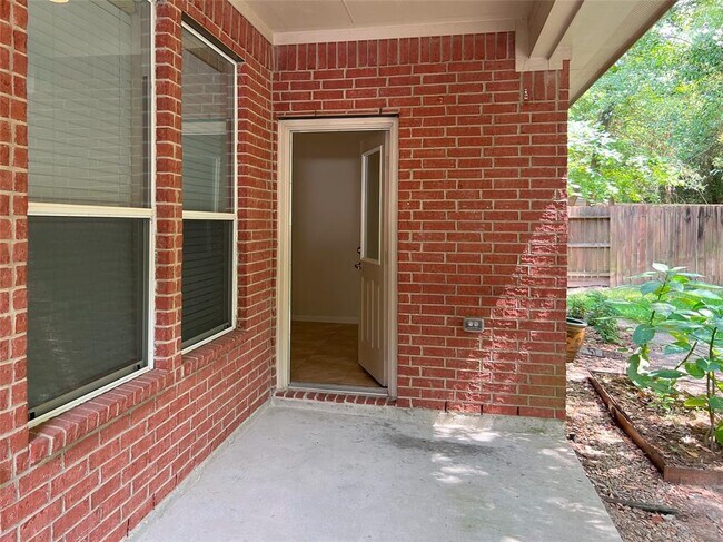 Foto del edificio - 2400 Springwood Glen Ln