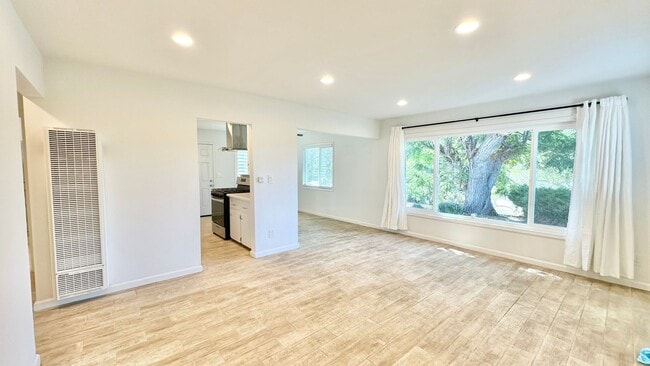 Building Photo - Light, Bright, and Recently Updated, Darli...