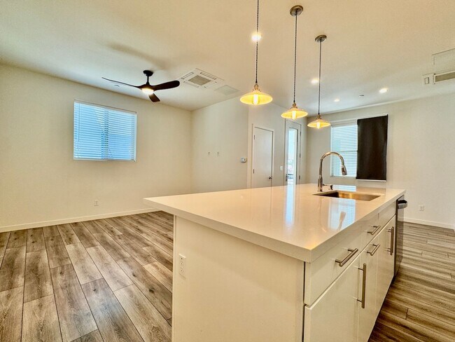 Foto del edificio - NEWER 2 BED, 2.5. BATH TOWNHOME IN BROADWAY AREA OF SACRAMENTO