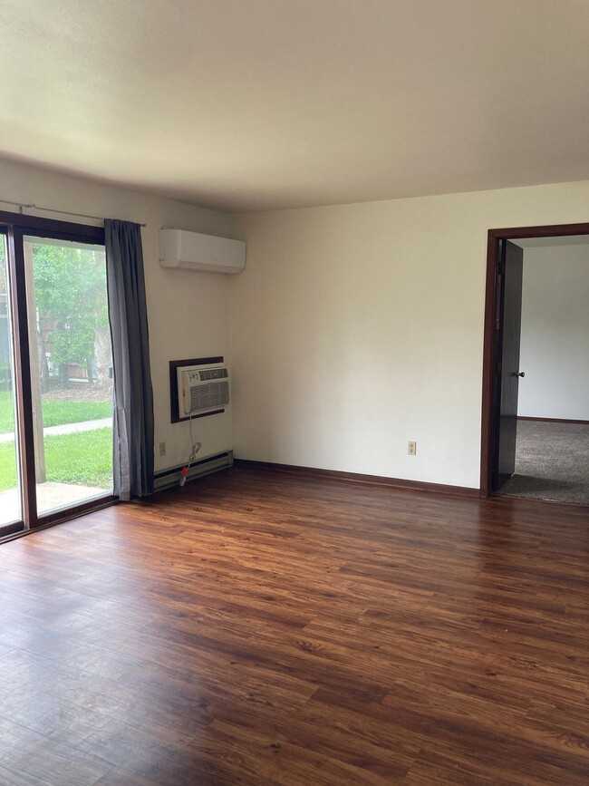 Building Photo - Immaculate 1 Bedroom Apartment