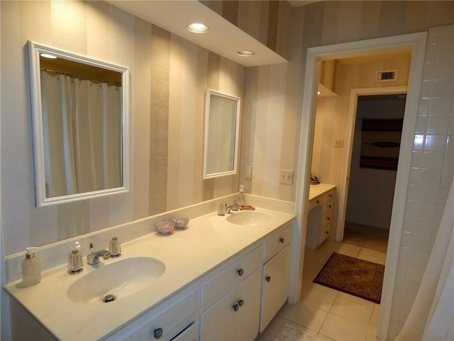 Building Photo - 3240 Camelot Dr
