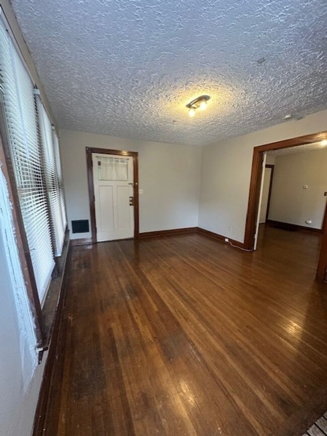 Building Photo - Large Grandview 1 Bedroom.