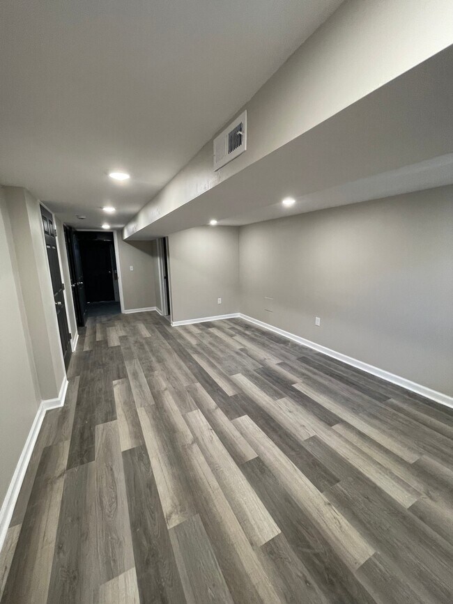 Building Photo - 332 Endsleigh Ave