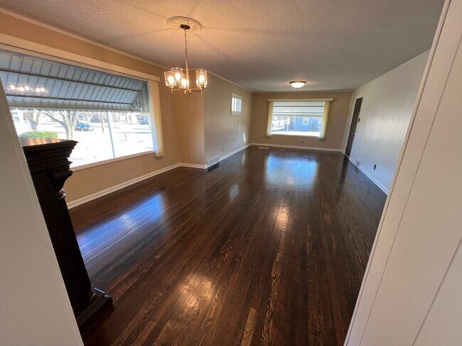 Dos grandes ventanales. Mucha luz natural. - 3602 75th St