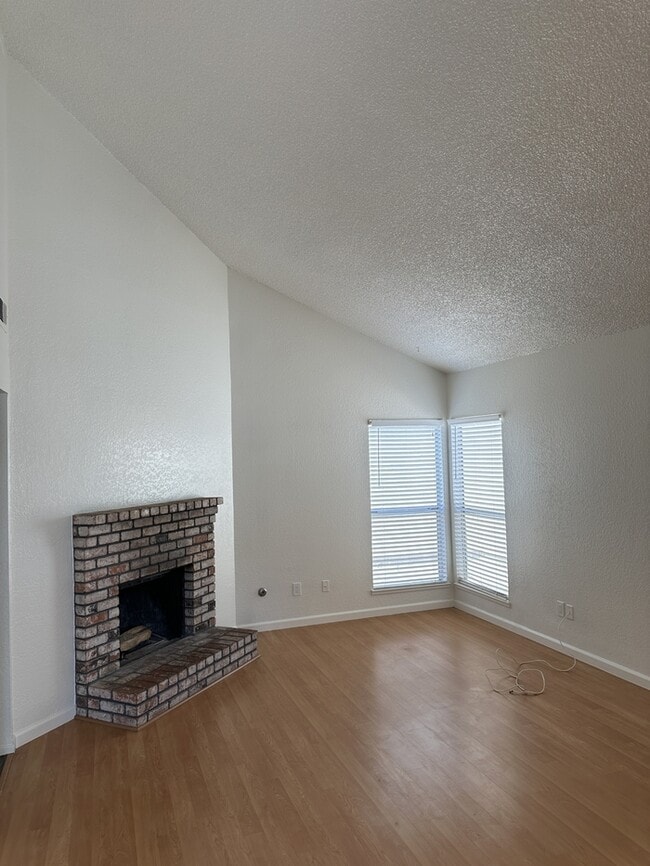 Foto del edificio - Modesto 3 Bed 2 Bath 2 Car Garage HOA Swim...