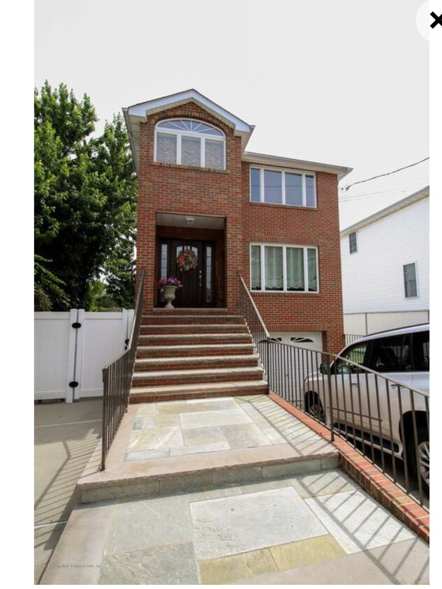 Entrada de apartamentos en el lado izquierdo de la casa - 119 Yetman Ave