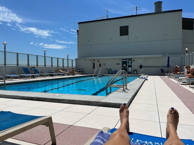 Rooftop pool facing west. - 2626 N Lakeview Ave