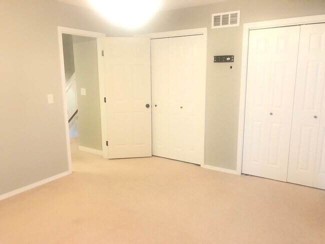 Building Photo - Gorgeous 2 BR Townhouse in Normal
