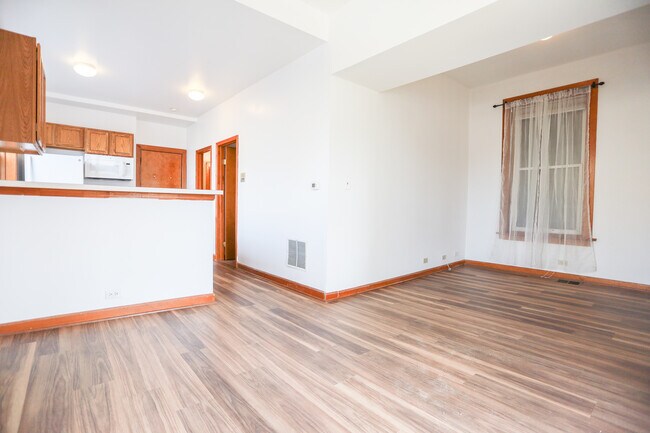 Building Photo - 3464 N Clark St