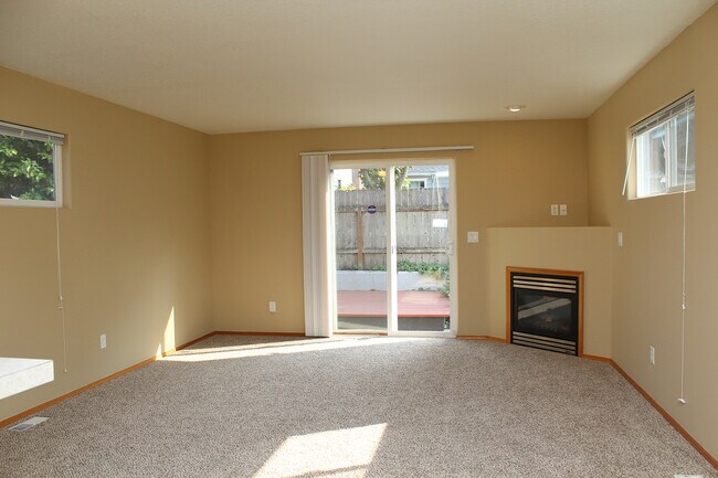 Building Photo - Modern 3 Bed, 2.5 Bath Newer Construction ...