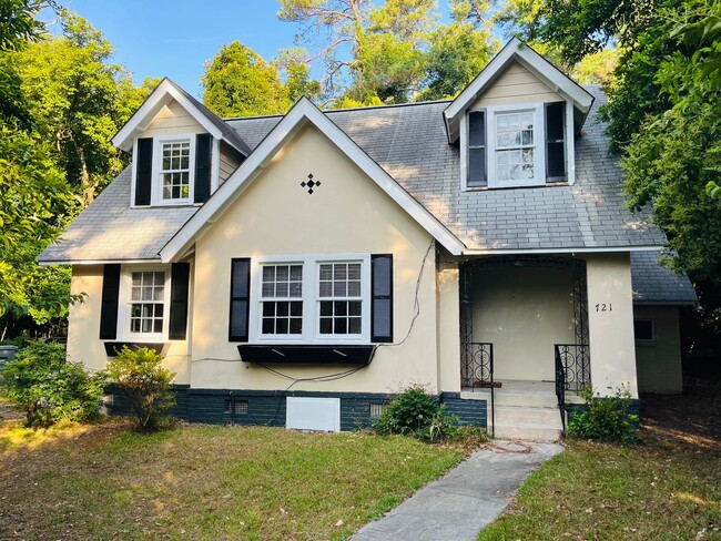 Building Photo - Historic 2 Bed/1.5 Bath Cottage on Kilbourne