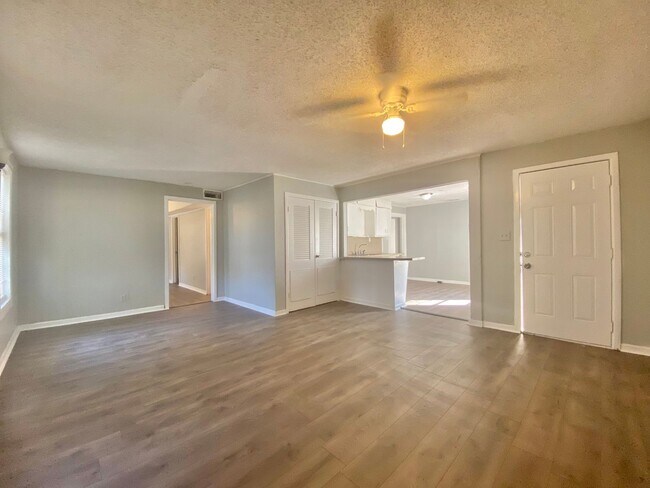 Foto del edificio - Coming soon 3 bed 2 bath near Clapp Park