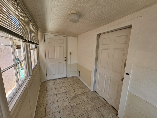 Building Photo - 657 W Oliver St