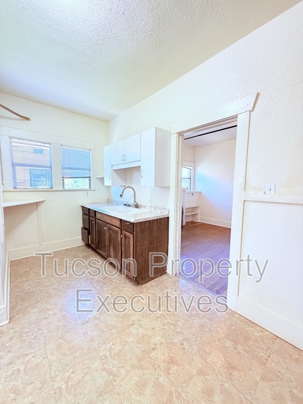 Building Photo - 722 E Drachman St