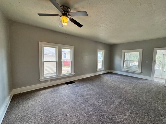Building Photo - 3 bed 1 bath Rock Island Home!