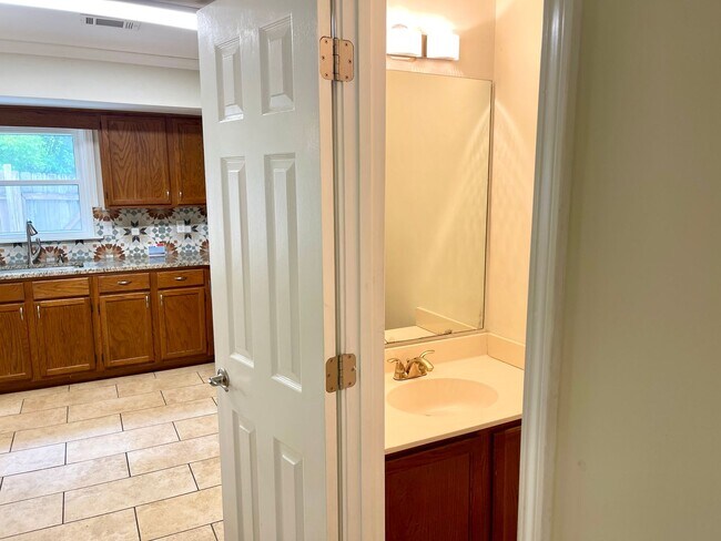 Foto del edificio - Welcome to this beautiful home located in ...