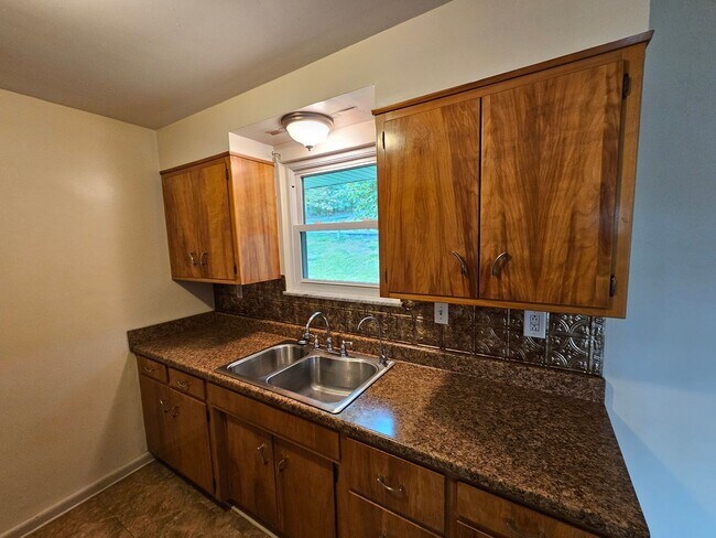 Foto del edificio - 3 bed/1.5 bath house near Sabraton