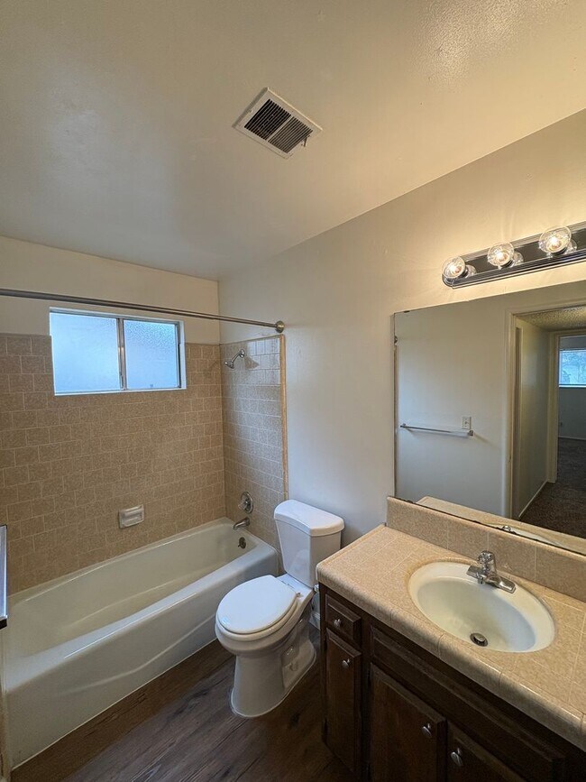 Building Photo - SW Visalia Home Available Now!