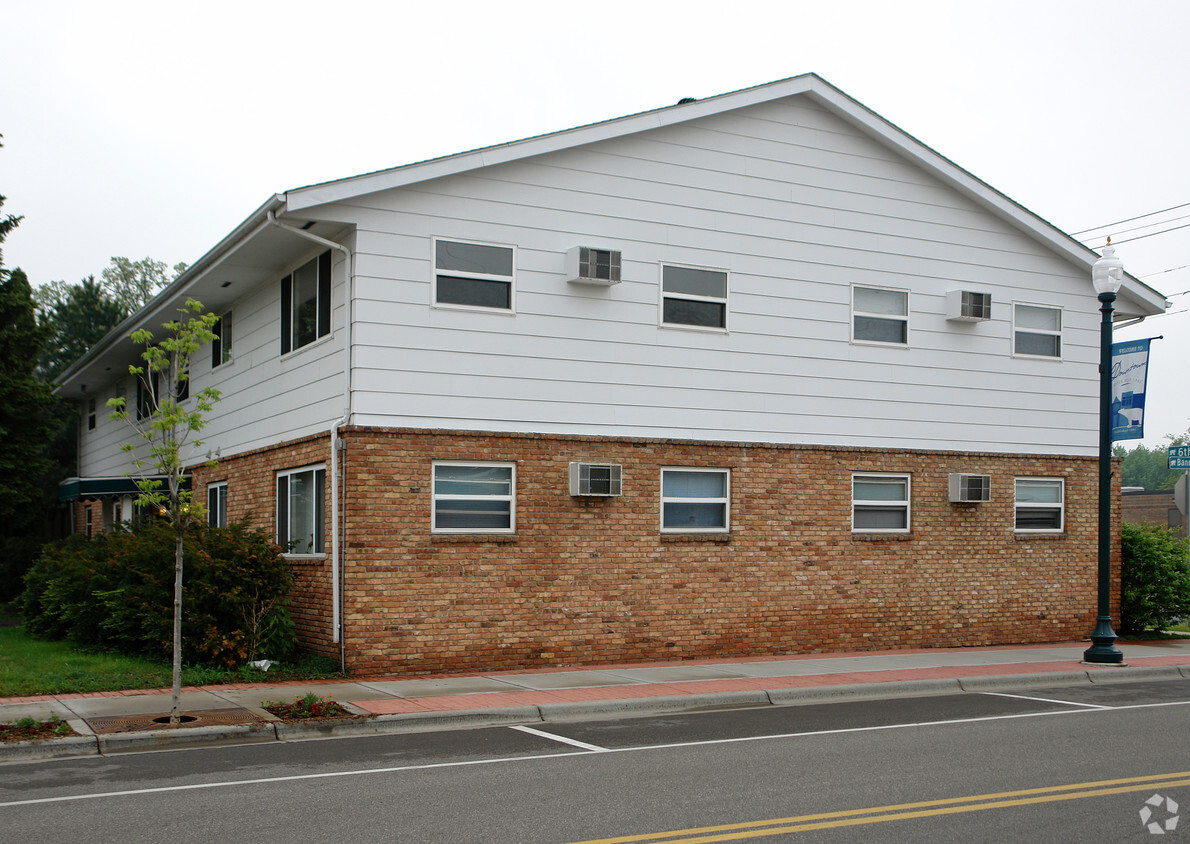 Building Photo - Manitou Apartments