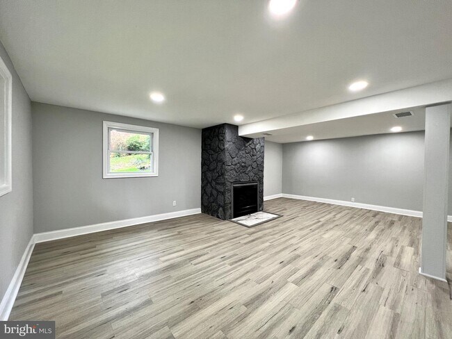 Building Photo - 5910 Brookview Dr