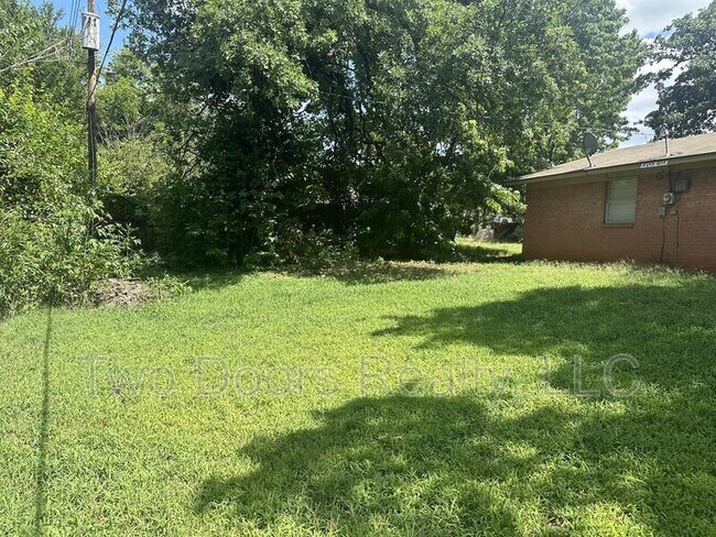 Photo - 2913 Gwendolyn Ln House