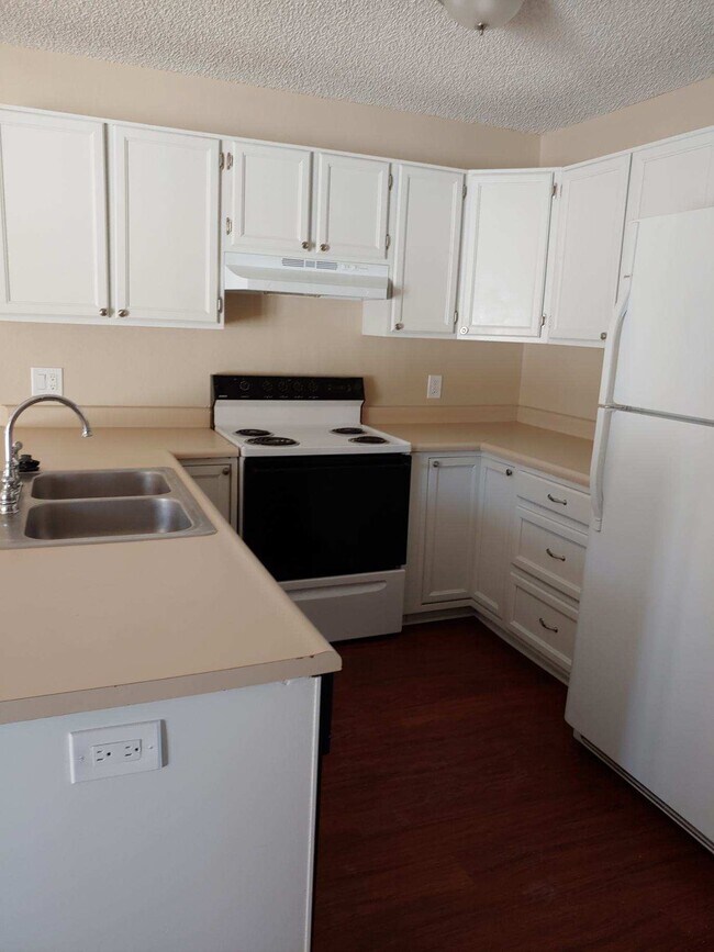 Building Photo - 301 Meadow Dr