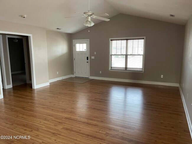 Building Photo - 415 Elsmore Dr