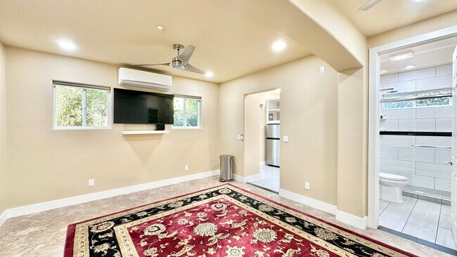 Foto del edificio - Immaculate and Beautiful Attached JADU Construction Guest Home on Lovely, Gated Private Property!