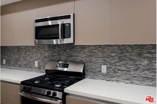 Foto del edificio - 2250 Fox Hills Dr