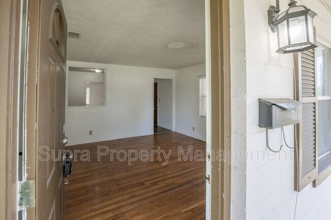 Foto del edificio - 8242 Lone Star Rd
