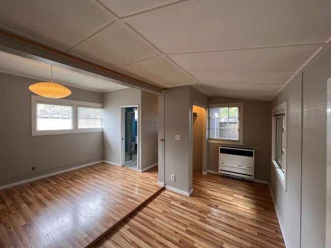 Building Photo - CHARMING STUDIO COTTAGE HOME WITH PRIVATE YARD