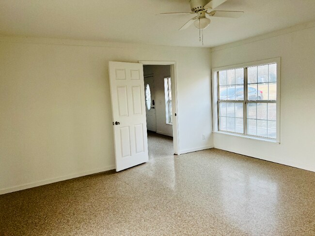 Foto del edificio - 100 Old Plank Rd