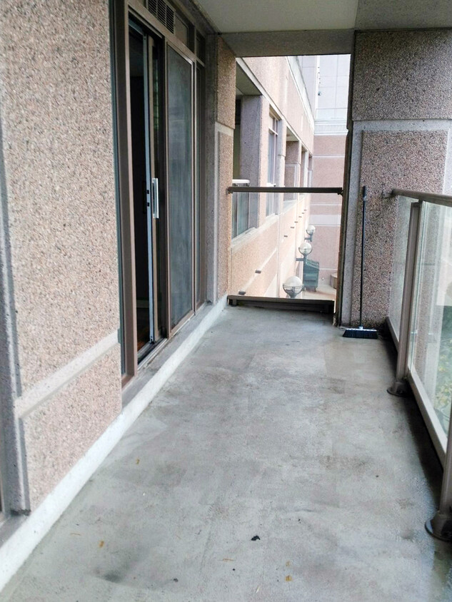 Balcony - 909 Bay St
