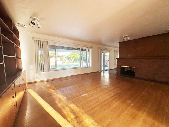 Foto del edificio - Coming Soon – Spacious 5-Bed Single Level ...