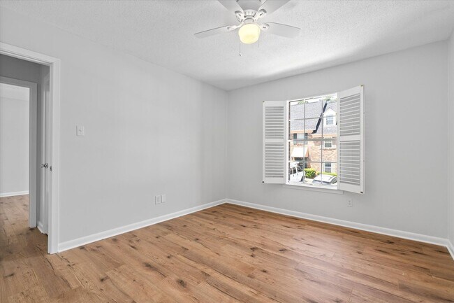 Building Photo - BEAUTIFUL CONDOMINIUM IN THE HEART OF SPRI...